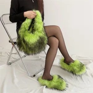 Détail d'un sac à main en fausse fourrure et de chaussons assortis vert citron
