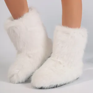 Détail rapproché de bottes de neige Y2K en fausse fourrure blanche au design luxueux pour femmes