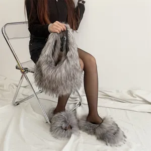 Vue détaillée d'un ensemble chic de sac à main et pantoufles en fausse fourrure grise douce