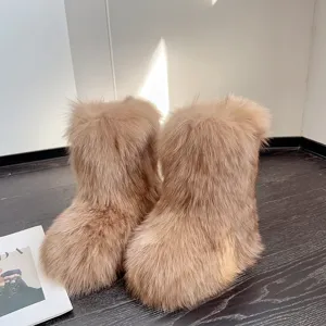 Makroaufnahme der flauschigen Kunstpelz-Textur dieser stylischen Y2K Plateau-Schneestiefel