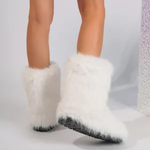 Vue détaillée des bottes de neige Y2K en fausse fourrure blanche portées par un mannequin