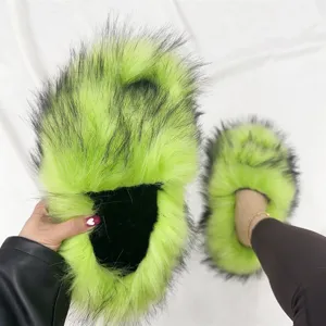 Detailansicht von leuchtend neongrünen Kunstpelz Hausschuhen im Punk-Y2K-Stil mit schwarzen Spitzen