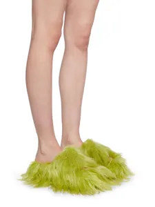 Gros plan sur des chaussons en fausse fourrure vert citron du style mode punk Y2K