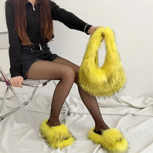 Ensemble sac à main et pantoufles en fausse fourrure jaune vif avec texture duveteuse.