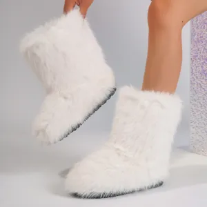 Vue détaillée de bottes de neige y2k en fausse fourrure blanche avec semelle épaisse