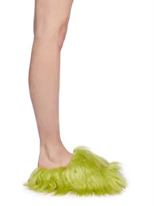 Gros plan sur des chaussons en fausse fourrure vert citron style punk Y2K