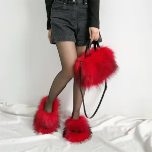 Detailansicht eines roten Kunstpelz-Hausschuhsets im Punk-Stil mit passender Plüschtasche