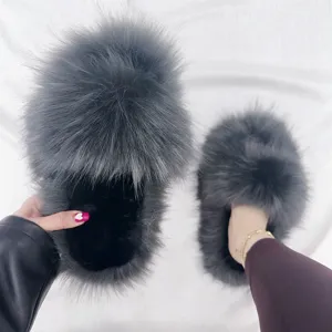 Detaillierte Ansicht von grauen flauschigen Kunstfell-Hausschuhen für y2k-Punk-Style.