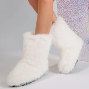 Détail de bottes de neige Y2K en fausse fourrure blanche avec une texture très moelleuse