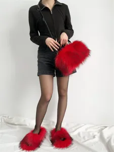 Set aus leuchtend roter Kunstfell-Tragetasche und passenden flauschigen Hausschuhen