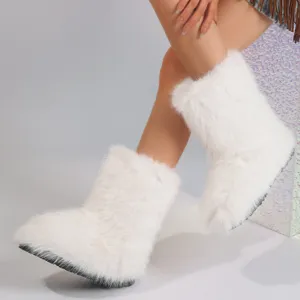 Vue détaillée des bottes de neige en fausse fourrure blanche de style Y2K à mi-mollet