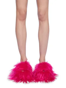 Vue détaillée de pantoufles en fausse fourrure rose vif de style punk Y2K très tendance