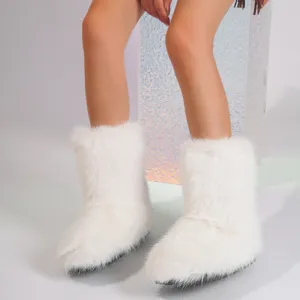 Vue de face de bottes de neige blanches en fausse fourrure au design esthétique Y2K