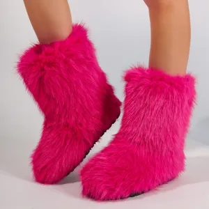 Vue détaillée de bottes en fausse fourrure rose vif avec une texture style Y2K