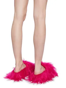 Vue détaillée des pantoufles en fausse fourrure rose vif au style punk Y2K audacieux et doux