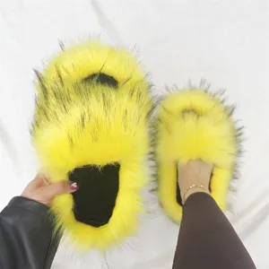 Ultraflauschige hellgelbe Hausschuhe aus Kunstfell mit trendigem Punk-Y2K-Ästhetik-Design