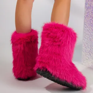 Détail de bottes de neige Y2K en fausse fourrure rose vif avec semelles antidérapantes