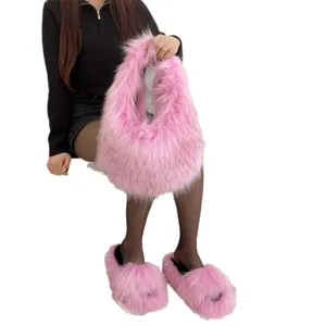 Ensemble élégant sac à main en fausse fourrure rose et chaussons en peluche assortis