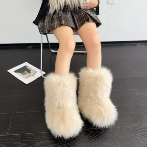 Modische cremefarbene Y2K Schneestiefel aus Kunstpelz mit dicker Plateausohle für den Winter.