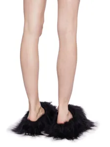 Vue arrière de chaussons noirs en fausse fourrure hirsute style punk Y2K