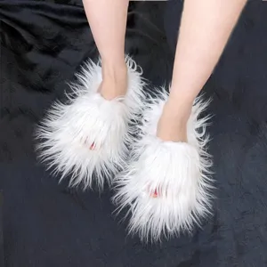 Gros plan sur des chaussons en fausse fourrure blanche au style punk Y2K audacieux