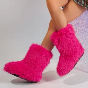Vue détaillée de bottes de neige Y2K en fausse fourrure rose vif sur les jambes