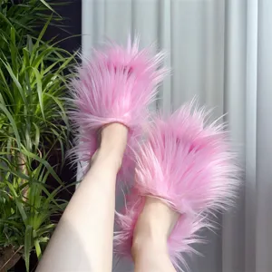 Pantoufles en fausse fourrure rose vif à poils longs pour un look punk Y2K tendance.