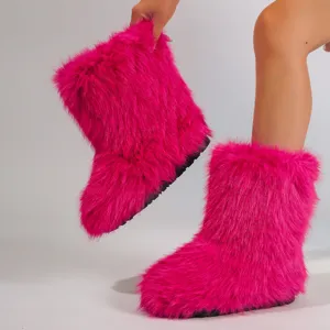 Vue détaillée de bottes de neige y2k en fausse fourrure rose vif à semelles noires