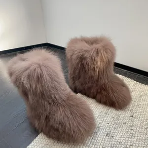 Detailansicht flauschiger brauner Kunstpelz-Schneestiefel mit dicken Y2K-Plateaushohlen