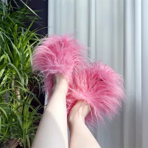 Gros plan de chaussons en fausse fourrure rose shaggy au style punk esthétique Y2K