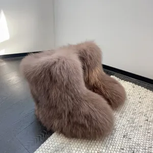 Detailansicht flauschiger mauvefarbener Y2K Fuchspelz Schneestiefel mit voluminöser Textur