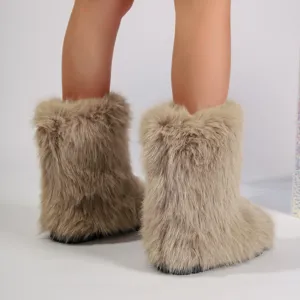 Vue détaillée des bottes de neige en fausse fourrure kaki de style mode Y2K