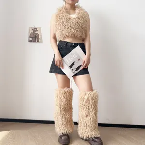 Set scaldamuscoli e top in pelliccia beige Y2K per un outfit invernale alla moda da donna