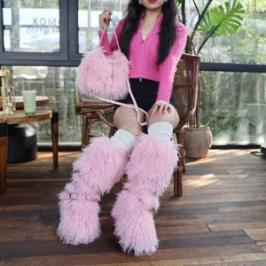 Stivali da neve in ecopelliccia rosa e set di borse di peluche coordinati per donna