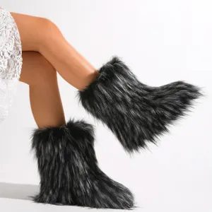 Detalle de botas de nieve de piel sintética negra para mujer con estilo de moda invernal Y2K