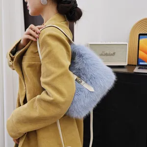 Detailansicht einer hellblauen flauschigen Kunstfelltasche über einem gelben Cordblazer.