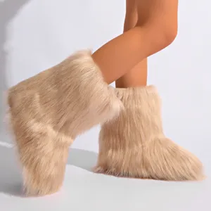 Gros plan sur des bottes de neige en fausse fourrure de renard beige au style Y2K