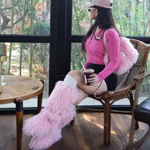 Elegante borsa sottobraccio rosa in finta lana, stile Y2K in un caffè