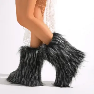 Detalle macro de botas de nieve de piel sintética negra esponjosa con estética Y2K moderna