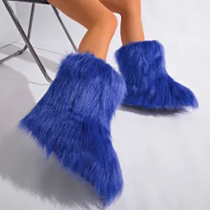Vue détaillée des bottes de neige bleu vif en fausse fourrure style tendance Y2K.