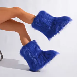 Vue détaillée de bottes en fausse fourrure bleu vif avec une texture duveteuse style Y2K