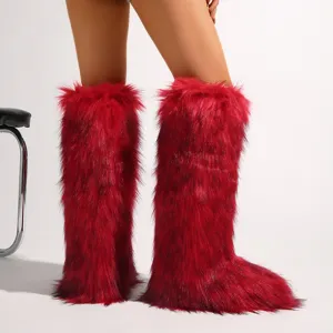 Nahaufnahme der leuchtend roten Y2K Kniehoch Stiefel aus Kunstpelz für Damen Mode