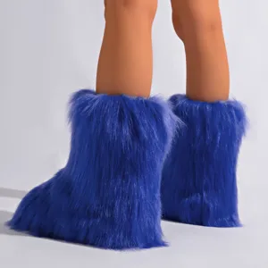 Vue détaillée de bottes de neige en fausse fourrure bleu roi moelleuses de style Y2K