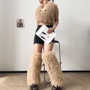 Scaldamuscoli in ecopelliccia stile Y2K con set di crop top soffici coordinati in beige