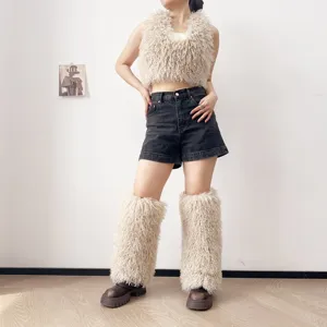 Modella chic con gilet all'americana in ecopelliccia crema e scaldamuscoli in lana