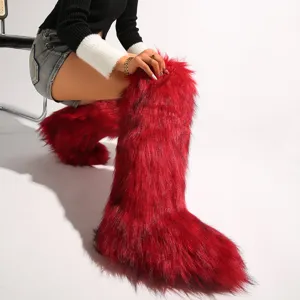 Rote kniehohe Kunstpelzstiefel aus Marderhundfell-Imitat im modischen Y2K-Look