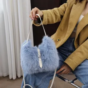 Detailaufnahme einer hellblauen Plüschhandtasche mit weißem Riemen und Verschluss