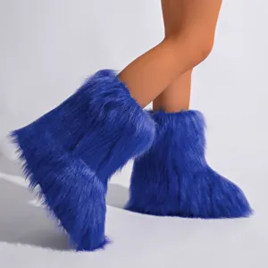 Détail de bottes de neige bleu vif en fausse fourrure au style Y2K