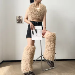 Dettaglio degli scaldamuscoli pelosi beige Y2K e gilet in peluche abbinato