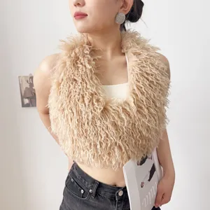 Dettaglio di un gilet beige con scollo all'americana in finta pelliccia riccia alla moda.